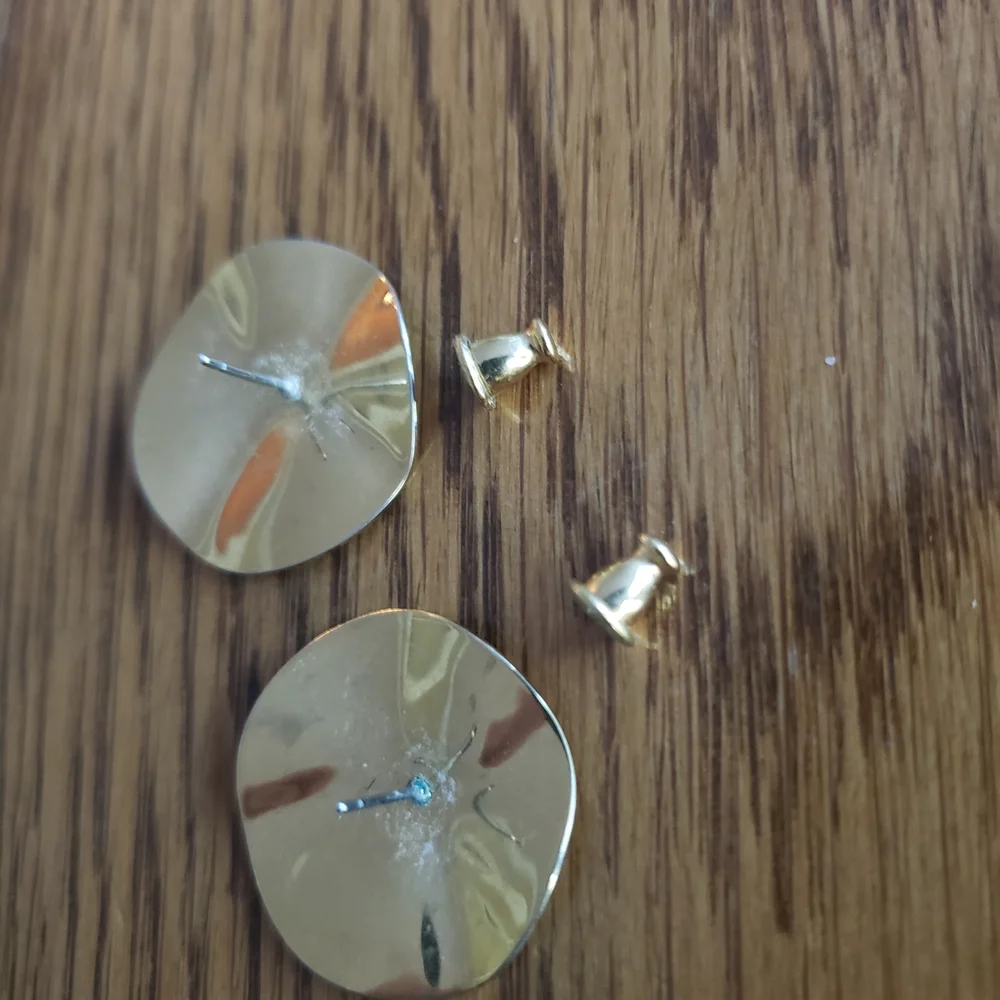 Vtg Shiny Gold Wavy Round Disc Stud Earrings